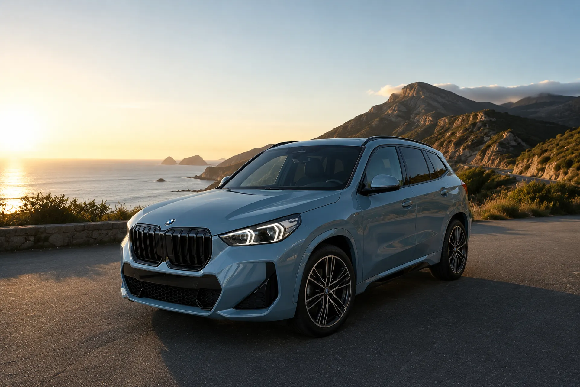 BMW X1 numa estrada litorânea ao entardecer